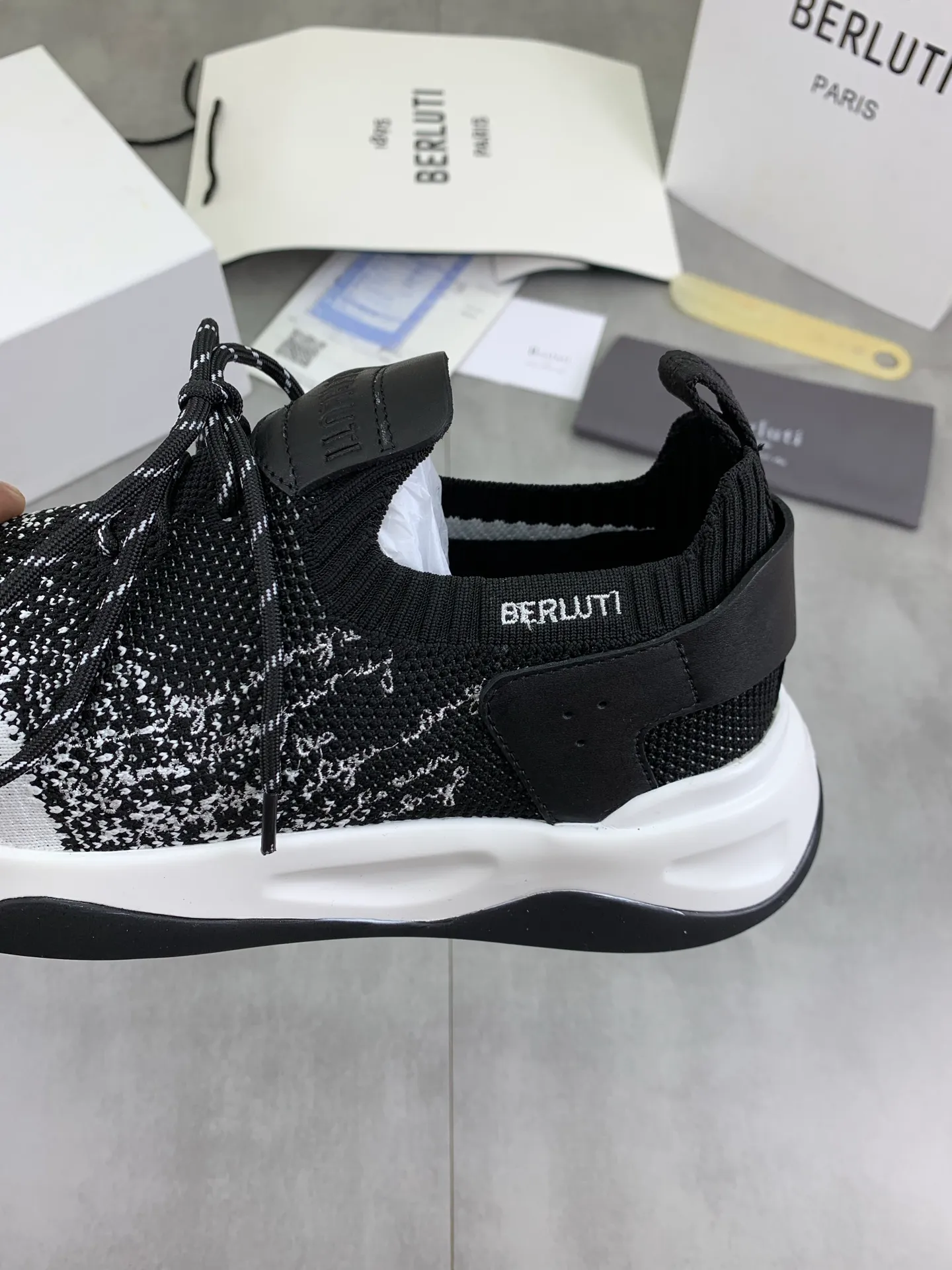 Factory price P680 💰Top purchasing quality💎💎Berlut* France's top men's shoes, the Berluti brand broke the rules in its debut and launched a new Edge shoe last. This model is hand-crafted with exquisite and fashionable fly-woven cowhide, a water-dyed cowhide lining, and an original color-blocked lightweight and wear-resistant rubber sole. This bold improvement of the iconic shoe last is of great significance to the creative work of its unique shape and edge width. On Alessandro shoes, this sharp-edged silhouette is made more see-through through Kris' bold and professional new Cloudy dyeing, making it classic and fashionable! Size: 39-45 (38 and 46 sizes can be customized)
